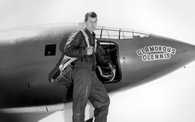 Chuck Yeager na tle samolotu Bell X-1
