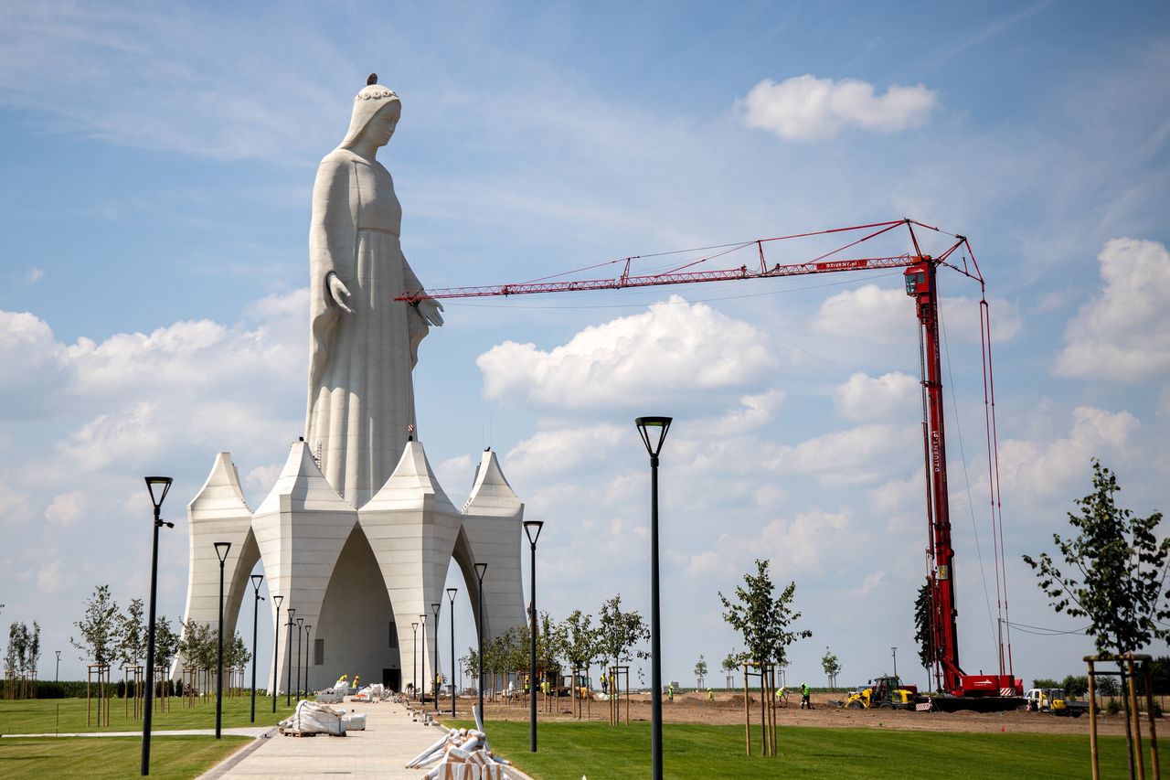 Niemcy przecierają oczy. W polskiej wsi stanęła gigantyczna figura Maryi