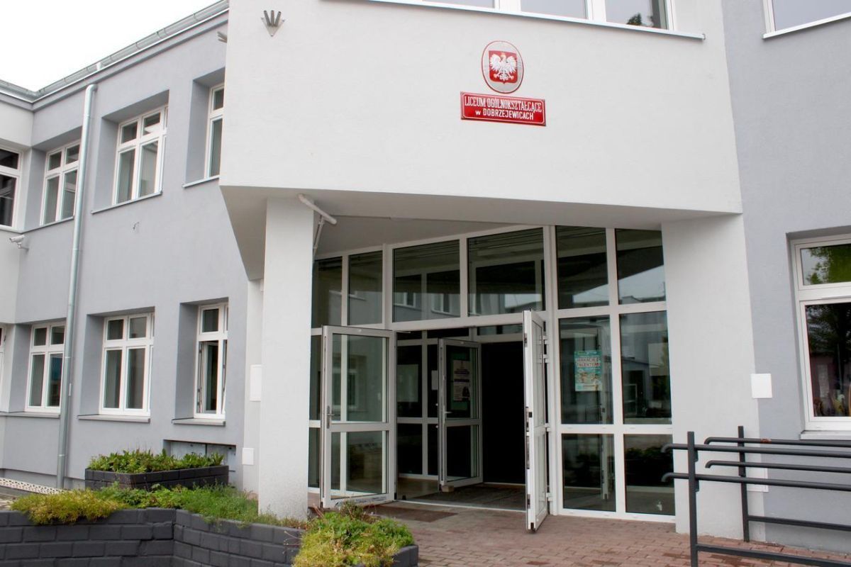 Szkoła w Dobrzejewicach