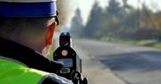 Kierowca bez uprawnień wpadł, bo ostrzegał innych światłami. Mrugnął też do policjantów