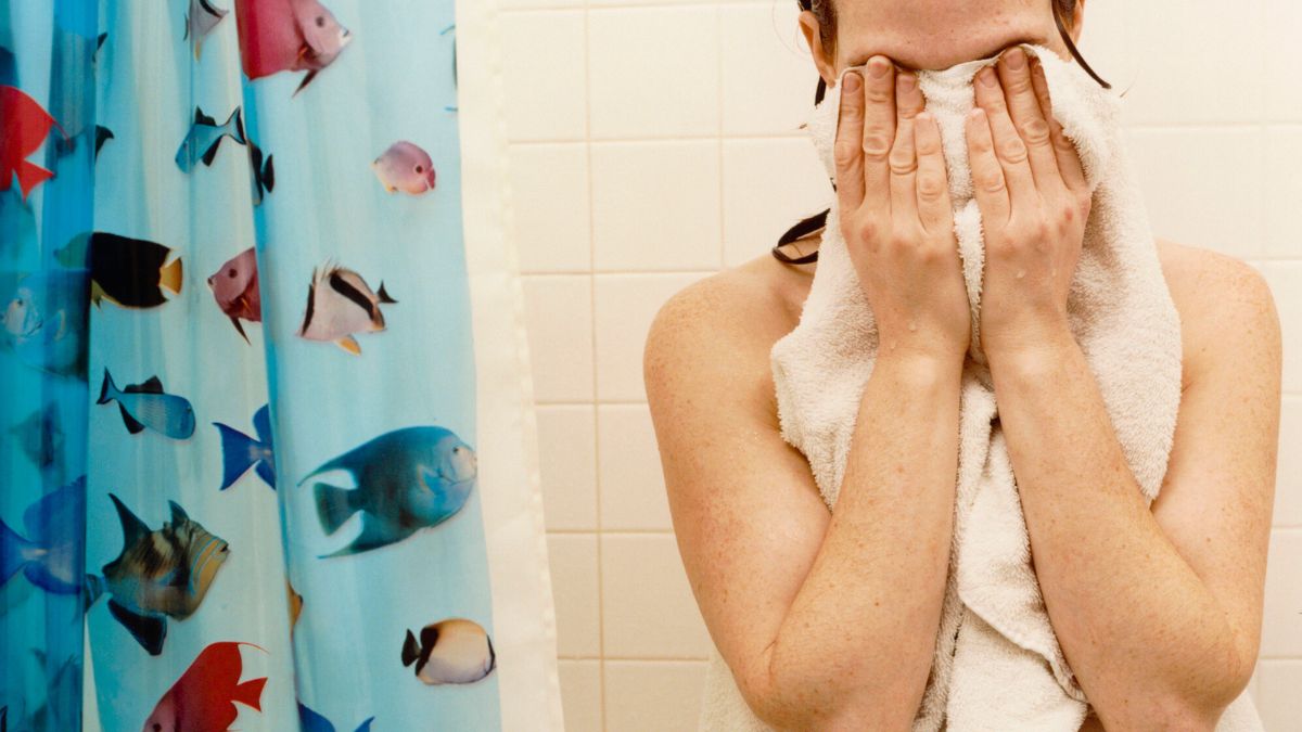 Kobieta wyciera się ręcznikiem