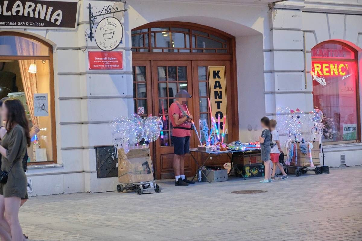 Nielegalnie handlują zabawkami i innymi gadżetami na placu Litewskim