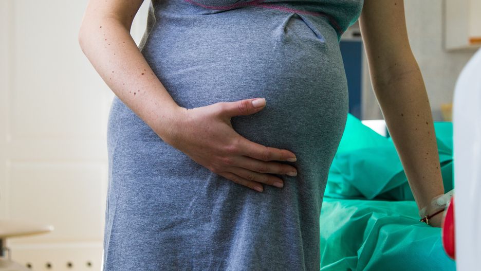 W 2022 roku na ponad połowie porodówek nie podano znieczulenia przy porodzie