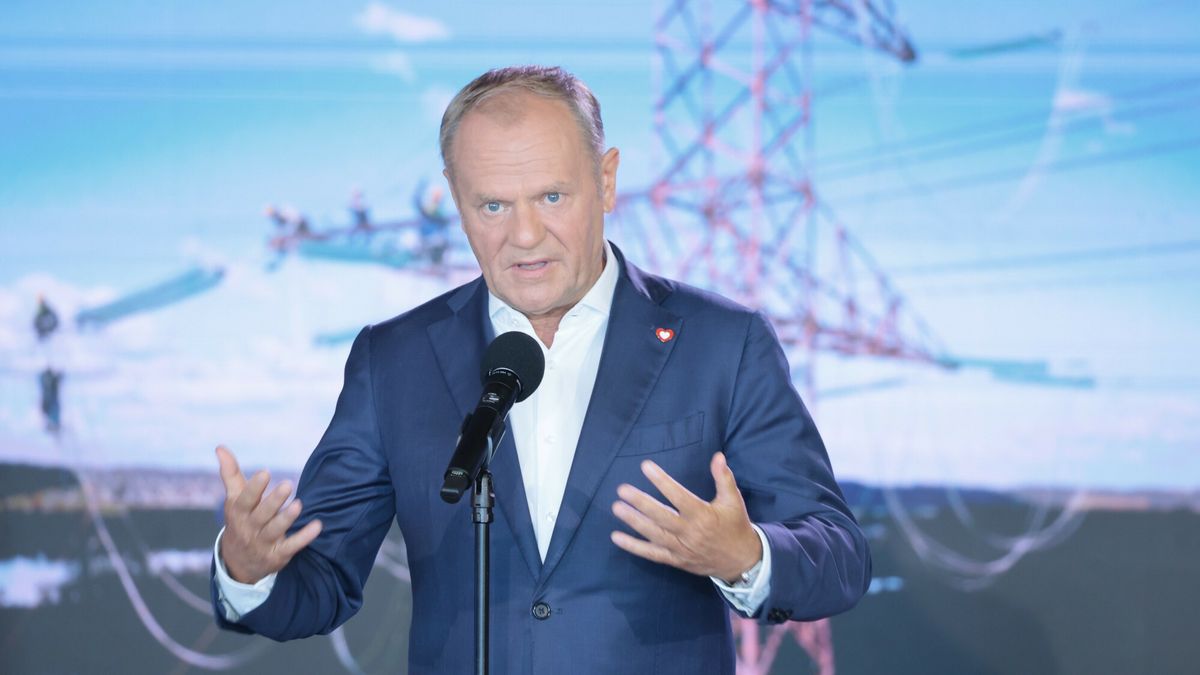 Wizyta premiera w siedzibie Polskich Sieci Elektroenergetycznych
Fot. Adam Burakowski/East News, 30.06.2025. Konstancin-Jeziorna. Wizyta premiera Donalda Tuska (n/z) i minister klimatu Pauliny Hennig-Kloski w siedzibie Polskich Sieci Elektroenergetycznych. BGK i Polskie Sieci Elektroenergetyczne podpisza umow? na ponad 10,8 mld z? pozyczki na budowe nowych linii elektroenergetycznych.
Adam Burakowski