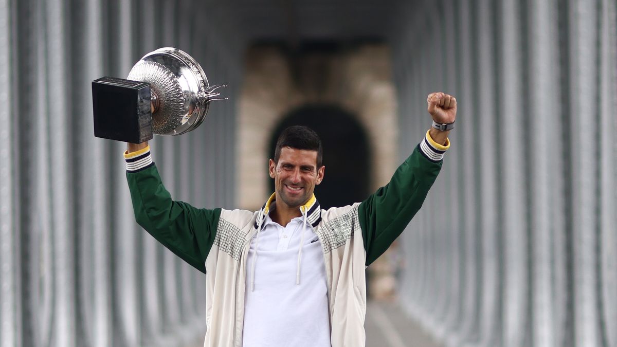 Novak Djokovic of Serbia poses with the Coupe des Mousquetaires after winning the Men's final match at the Roalnd Garros French Open tennis tournament, at Pont de Bir-Hakeim near the Eiffel Tower in Paris, France, 12 June 2023. Djokovic beat Casper Ruud in three sets on 11 June to win his 23rd Grand Slam title. EPA/MOHAMMED BADRA Dostawca: PAP/EPA.