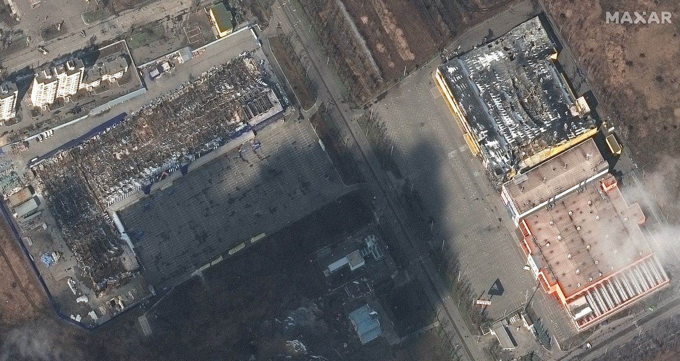 Mariupol przed i po bombardowaniu. Zdjęcia satelitarne pokazują skalę zniszczeń 1