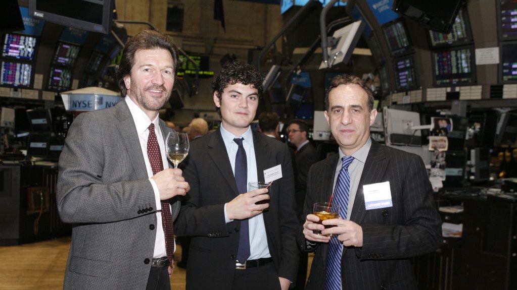 Zamożni inwestorzy nie rezygnują z akcji w czasie koronawirusa.