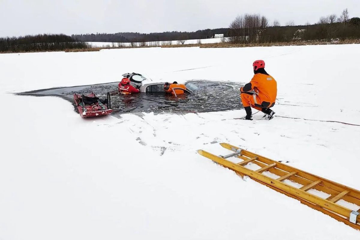 Chwile grozy na Pomorzu. Wjechali autem na jezioro. Nagle załamał się lód