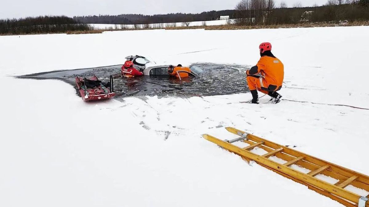 Samochód wpadł pod lód na jeziorze