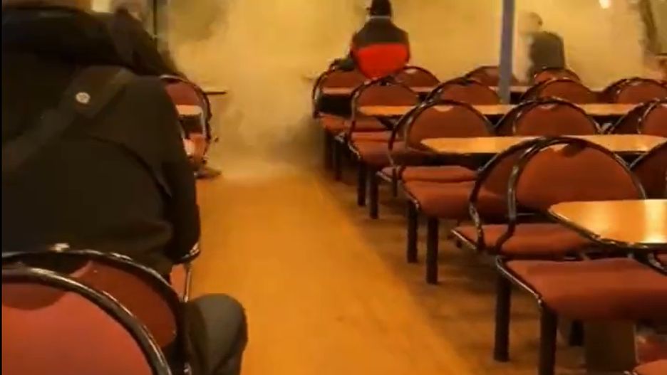 Chwile grozy na Niemieckim promie. Fala zbiła szybę i przedarła się na pokład. Fot. Scnreen Twitter/Sky News