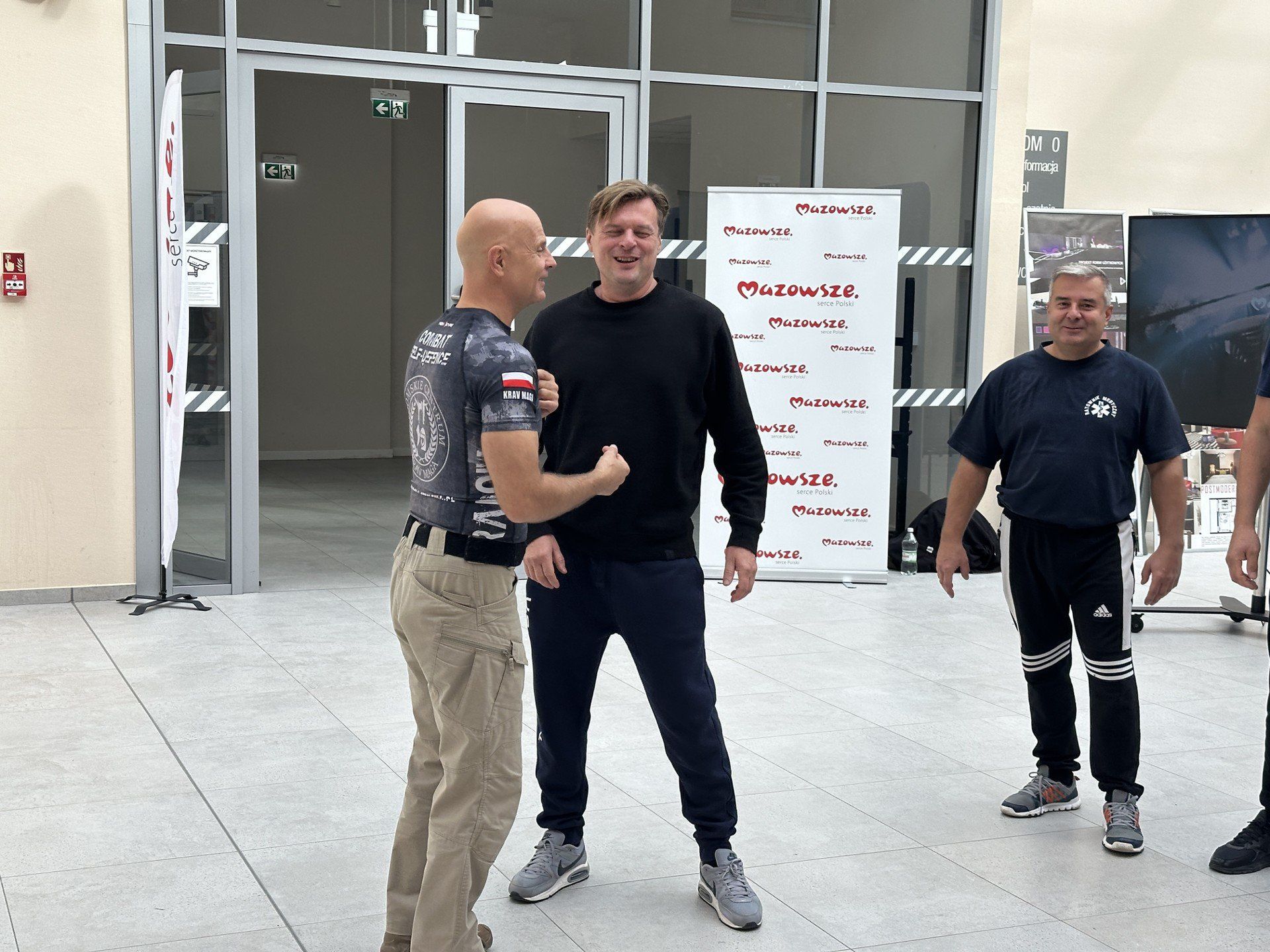 Podczas poniedziałkowego szkolenia było dużo śmiechu, zwłaszcza, gdy ktoś z kursantów zbyt energicznie wykonał zlecone zadanie, ale ratownikom nie jest do śmiechu, zwłaszcza po tragicznych zdarzeniach w Polsce, gdzie ofiarami furiatów padali pracownicy pogotowia ratunkowego.