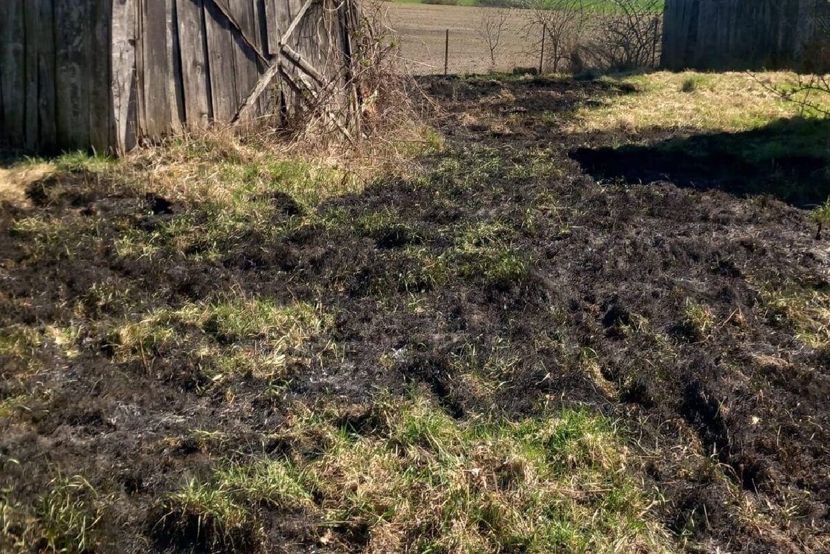 Pożar na posesji, po wyrzuceniu rozżarzonego popiołu | fot. KMP Chełm