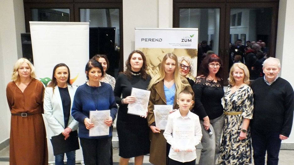 Pamiątkowe zdjęcie nagrodzonych uczestników konkursu z organizatorami i jury