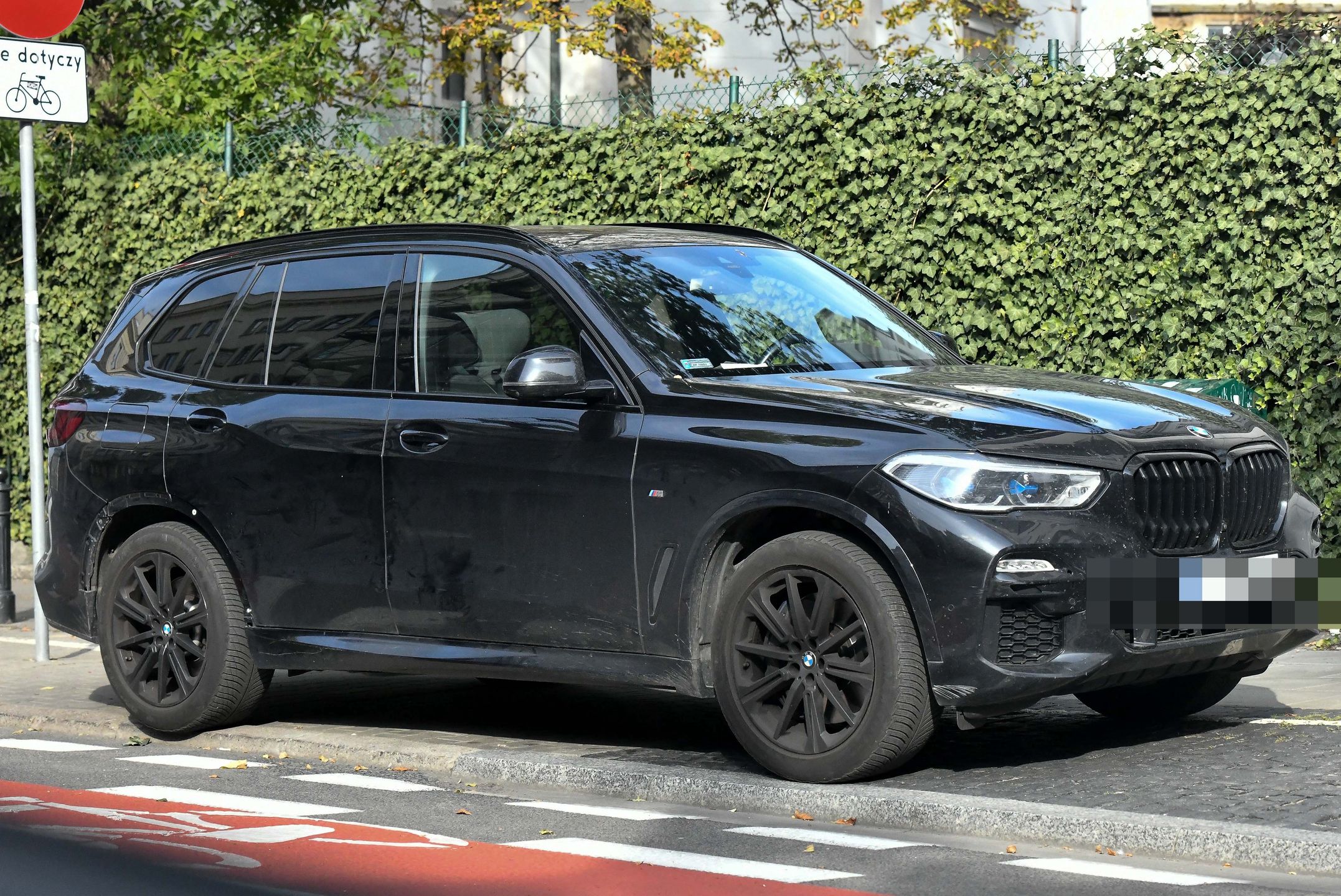 Uszkodzone auto Agnieszki Kaczorowskiej i Marcina Rogacewicza