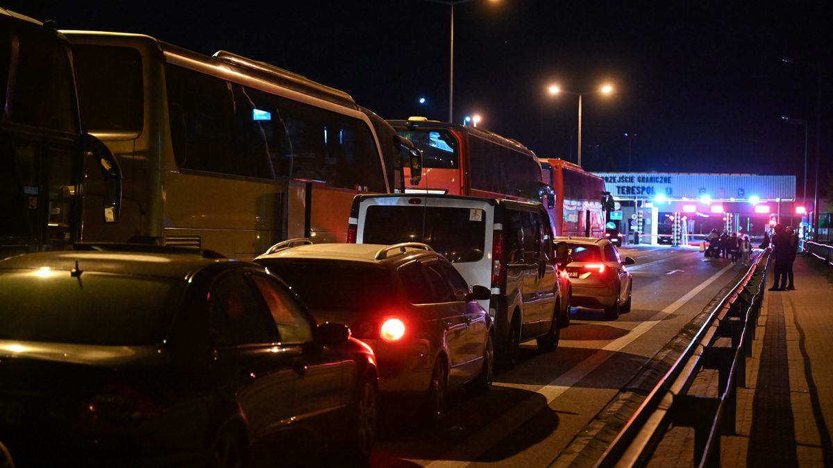Terespol, 24.09.2025. Otwarcie przejścia granicznego z Białorusią w Terespolu, 24 bm. W nocy z 24 na 25 bm. został częściowo przywrócony ruch graniczny z Białorusią. Zgodnie z rozporządzeniem ministra spraw wewnętrznych i administracji przywrócenie ruchu dotyczy przejść kolejowych i drogowych zamkniętych wcześniej w związku z manewrami rosyjsko-białoruskimi ?Zapad-2025?. Obowiązuje na obu kierunkach ? wyjazdu z Polski na Białoruś i wjazdu do naszego kraju. Dotyczy zarówno transportu samochodowego, jak i pociągów towarowych. (mr) PAP/Wojtek Jargiło ***Do tego materiału zdjęciowego dostępna jest również depesza w systemie CSI, pt.: Ruch na przejściach granicznych z Białorusią został częściowo przywrócony***