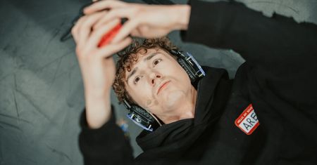 "POV: masz 12 lat i prze****ne", czyli teatralna opowieść o sile reakcji na przemoc rówieśniczą w rytmie silent disco