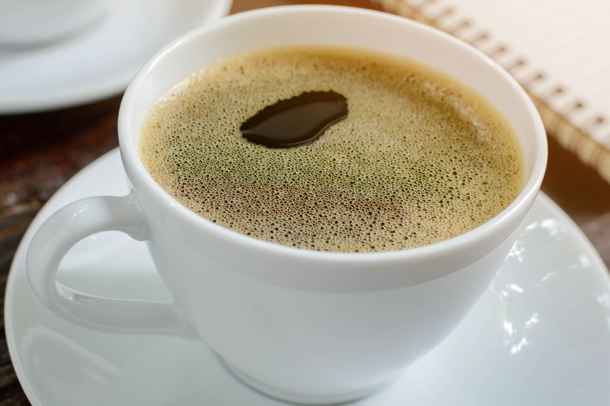 Dodaj szczyptę kawy zamiast cukru i chemicznych zabielaczy. Zbija cukier, obniża cholesterol i pomaga schudnąć