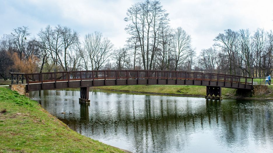 Śląskie. Drewniany mostek jest jedną z wizytówek Parku Miejskiego w Bytomiu.