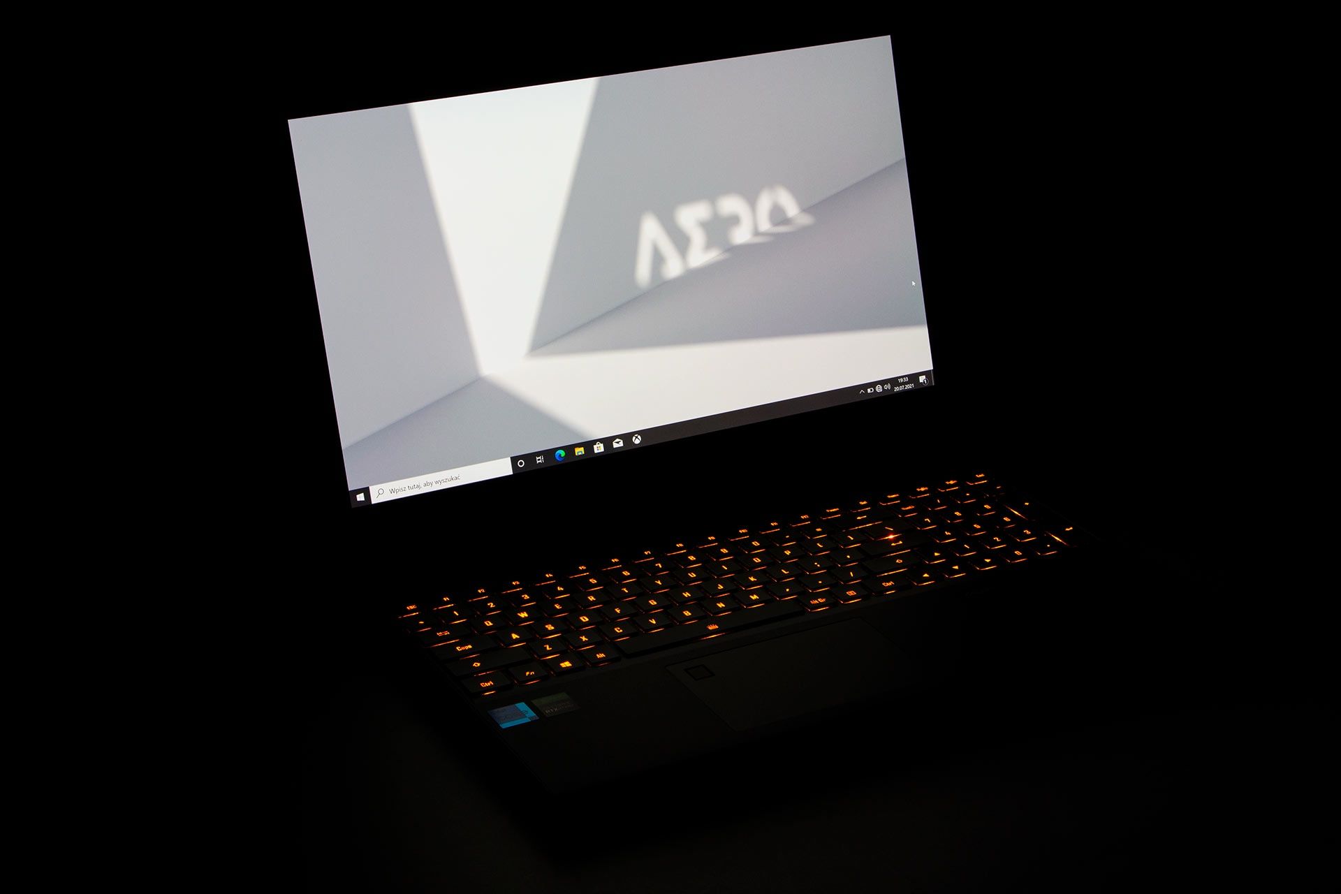 Gigabyte AERO 15 OLED - w ciemności