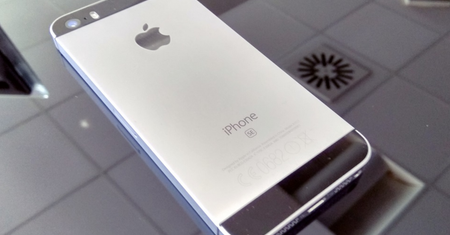 Śpieszmy się kupować małego iPhone'a, Apple ma wycofać model SE