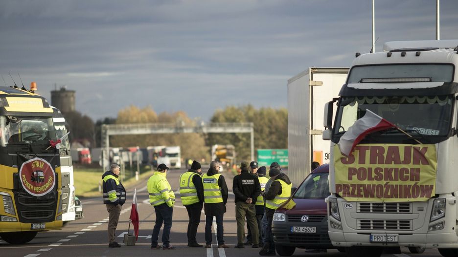 Protest przewoźników na granicy z Ukrainą.  Na fot. Blokada w Dorohusku, która jak się okazuje jednak przepuszcza pomoc humanitarną