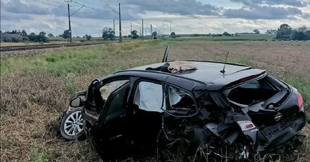Dramat pod Toruniem.Samochód z dziećmi wjechał prosto pod pociąg