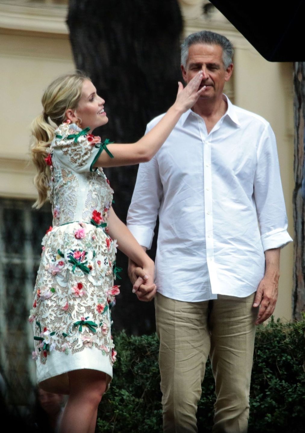 Kitty Spencer i Michael Lewis prezentują czułości przed obiektywem fotografa