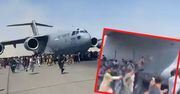 Kabul. Amerykański samolot "oblepiony" ludźmi. Wstrząsające sceny na lotnisku