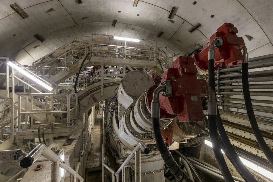 Maszyna drążąca przez cały czas jest utrzymywana w stanie aktywności, pod ziemią jest również zespół operatorów