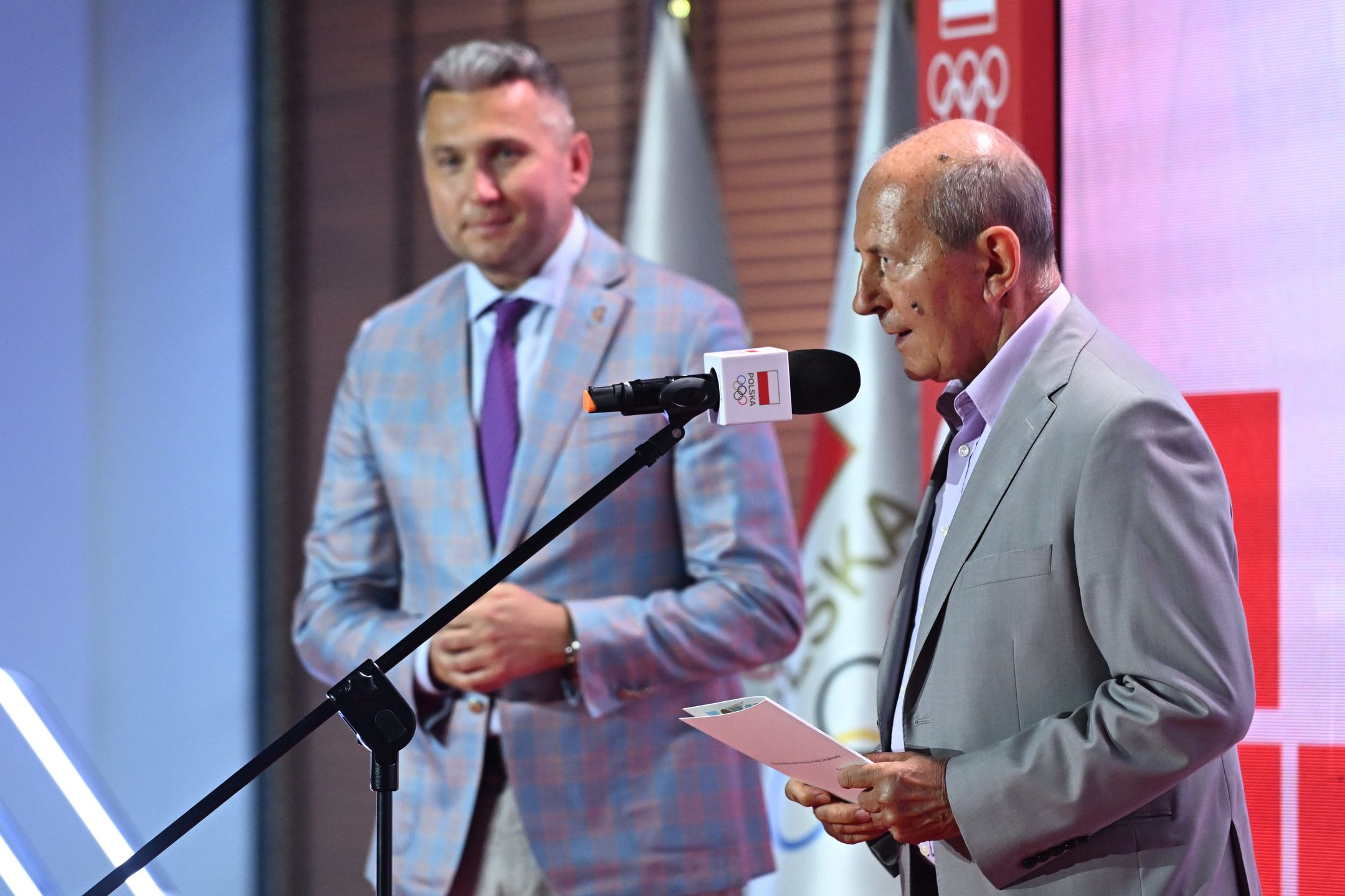Warszawa, 18.07.2024. Prezes PKOl Radosław Piesiewicz (L) i dziennikarz sportowy Włodzimierz Szaranowicz (P) podczas uroczystości wręczania nominacji olimpijskich i składania ślubowania przez reprezentantów Polski na Igrzyska Olimpijskie w Paryżu, która odbyła się 18 bm. w Warszawie. (gj) PAP/Radek Pietruszka