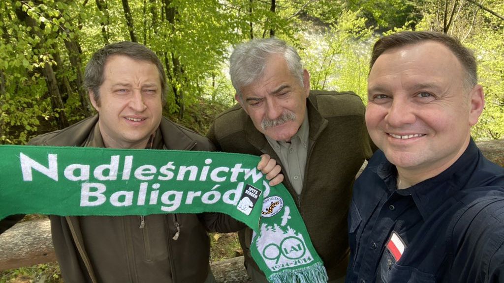 Andrzej Duda zrobił sobie selfie z bieszczadzkimi leśnikami