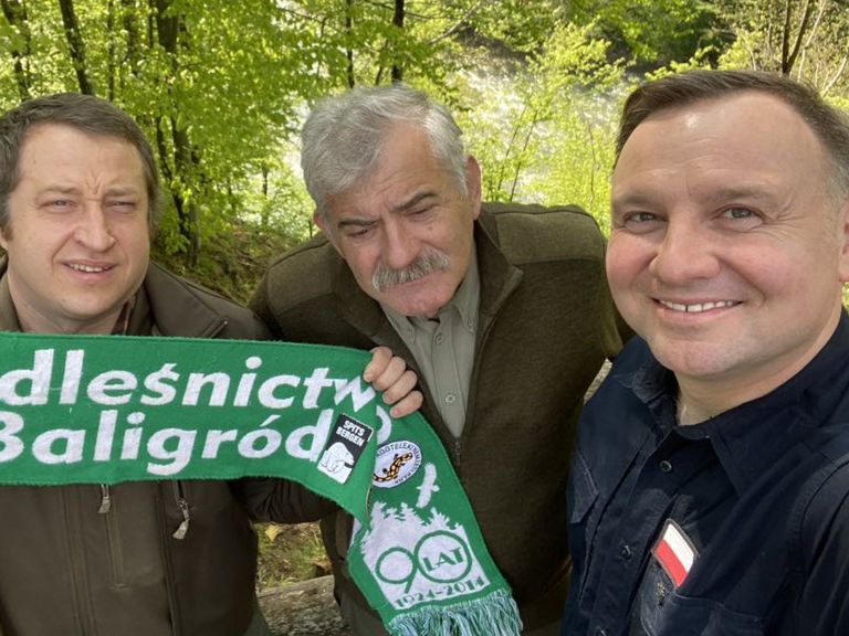 Andrzej Duda zrobił sobie selfie z bieszczadzkimi leśnikami