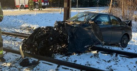 Zderzenie drezyny z pojazdem osobowym na przejeździe. Jedna osoba poszkodowana