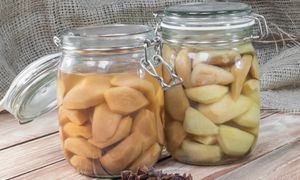 Jak zrobić kompot z gruszek na zimę? Łatwy przepis na smaczny napój