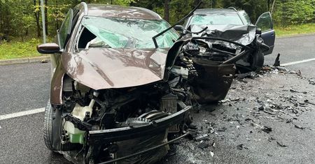 Wpadł w poślizg i zderzył się z Volvo. Dwie osoby w szpitalu