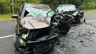 Wpadł w poślizg i zderzył się z Volvo. Dwie osoby w szpitalu