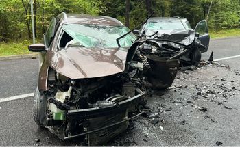 Wpadł w poślizg i zderzył się z Volvo. Dwie osoby w szpitalu