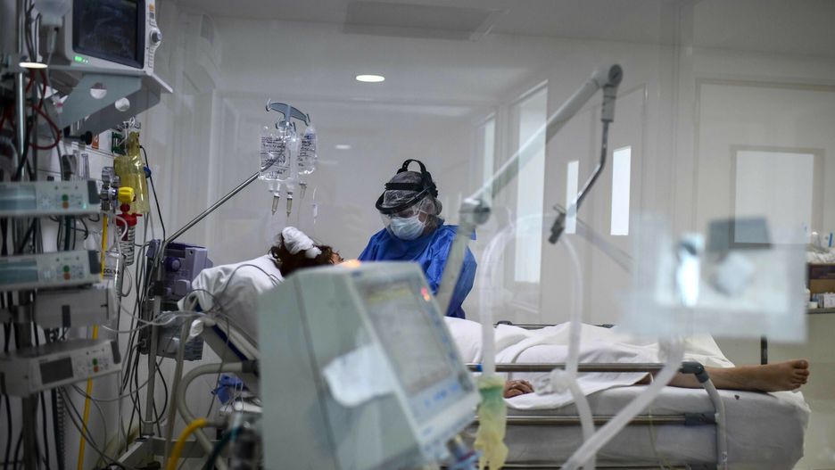 arch42
A doctor attends a patient with the novel coronavirus disease COVID-19, at the Professor Alejandro Posadas National Hospital in the municipality of El Palomar, province of Buenos Aires, on September 18, 2020. - The pandemic has killed at least 946,727 people worldwide, including more than 12,000 in Argentina, since emerging in China late last year, according to an AFP tally at 1100 GMT Friday based on official sources. (Photo by Ronaldo SCHEMIDT / AFP)
RONALDO SCHEMIDT