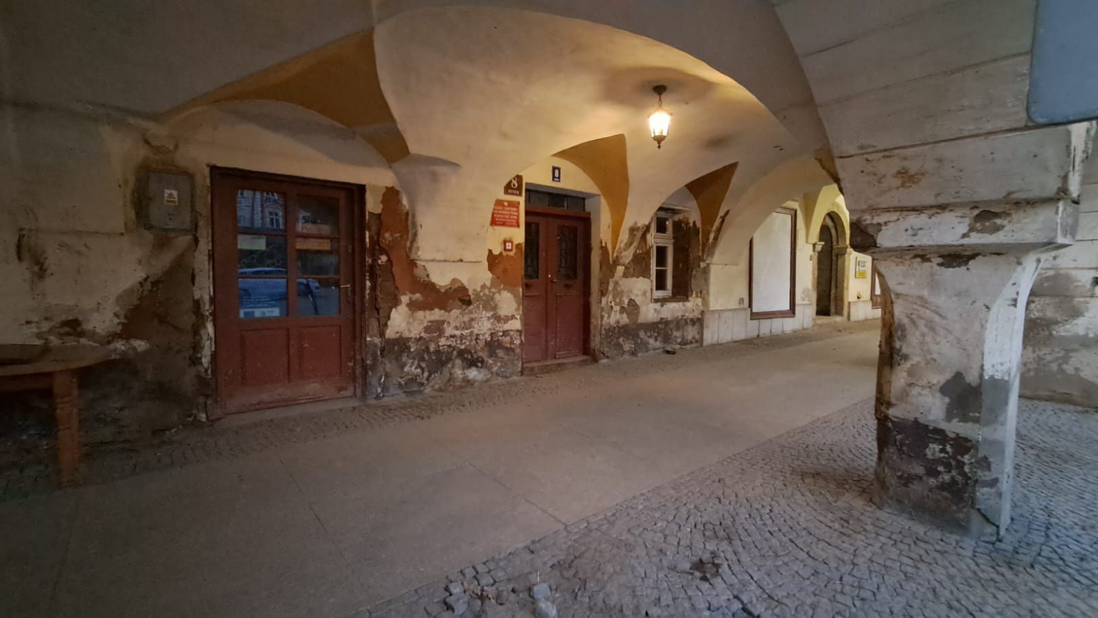 Kamienice wokół rynku - stan tynków pokazuje, że woda ich nie oszczędziła