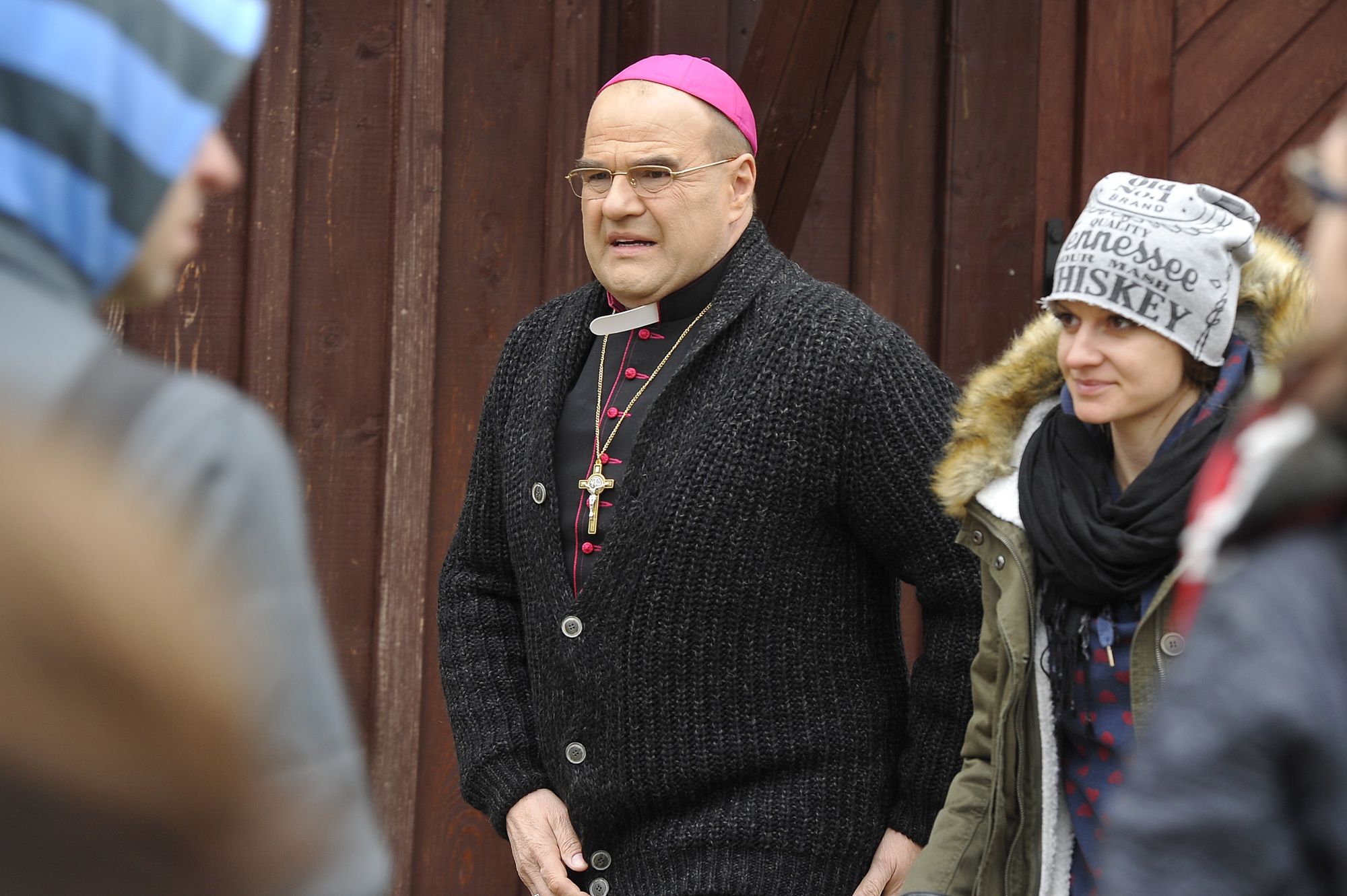 Ksiądz potępia Cezarego Żaka za palenie śmieci na działce