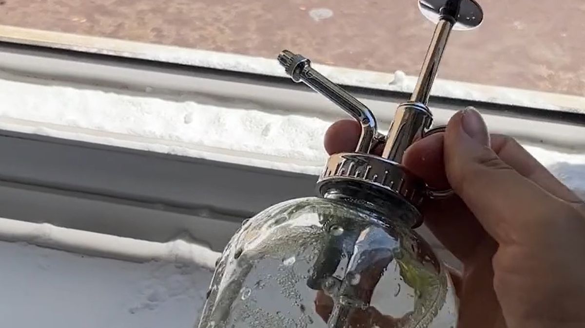 Pianka do czyszczenia okien. Wyciska brud ze szczelin. Banalne składniki