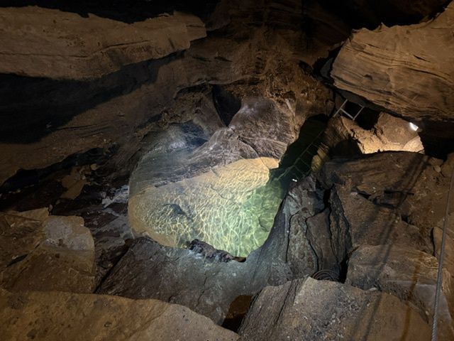 Nad podziemnymi jeziorkami organizowana są sesje relaksacyjne