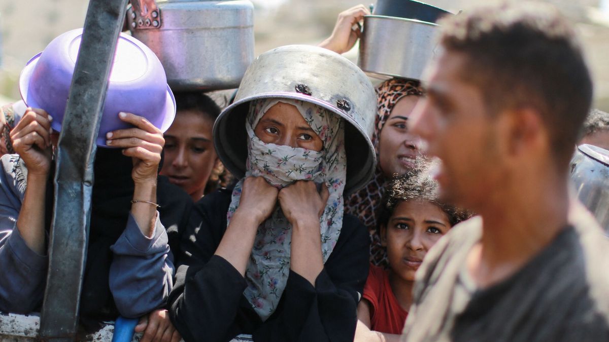 Ludzie czekają w kolejce na ryż