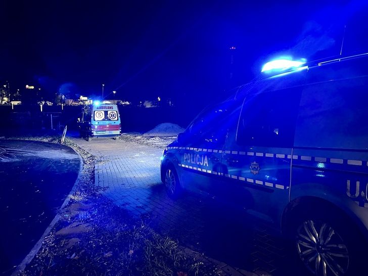 Piła: policjanci weszli do rzeki i uratowali mężczyznę