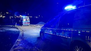 Piła: policjanci weszli do rzeki i uratowali mężczyznę