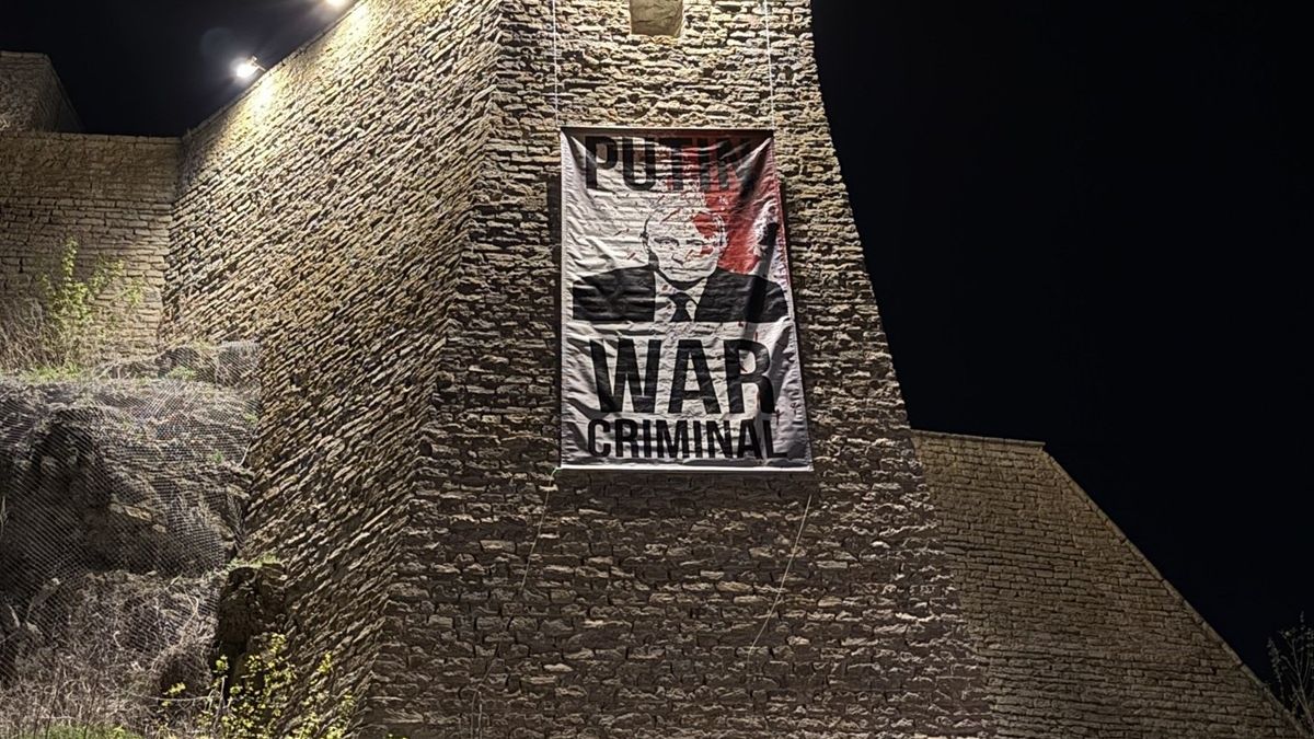 Plakat z Putinem splamiony krwią.