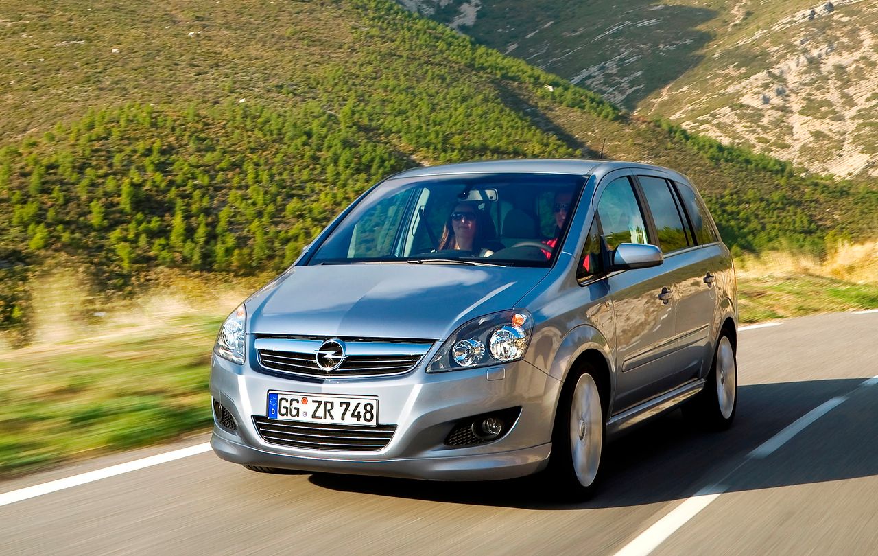 Opel Zafira z ostatnich lat produkcji może nie wygląda już jak auto nowoczesne, ale prezentuje się wciąż dobrze.