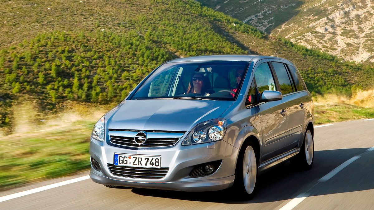Opel Zafira z ostatnich lat produkcji może nie wygląda już jak auto nowoczesne, ale prezentuje się wciąż dobrze.