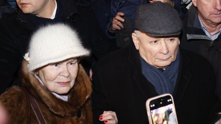 Elegancka kobieta u boku Kaczyńskiego. Wiemy, kim jest