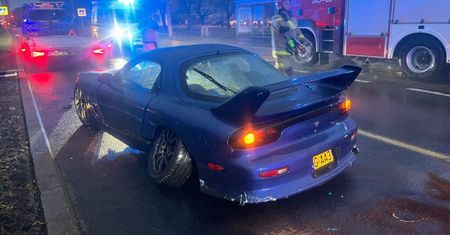 Zabytkowa Mazda RX7 rozbita na Ochocie. Uderzył w znak i budynek